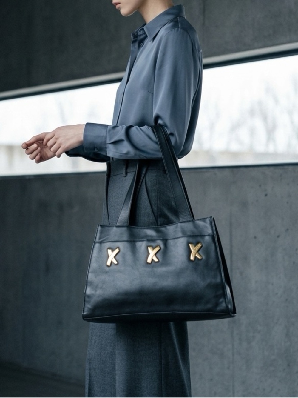 Paloma Picasso Kiss XXX Grain Leather Shoulder Tote Bag in Black
